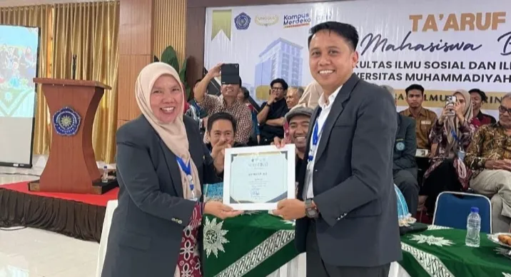 Jusri Adi Terima Penghargaan Tendik Favorit dari Dekan FISIP Unismuh Makassar