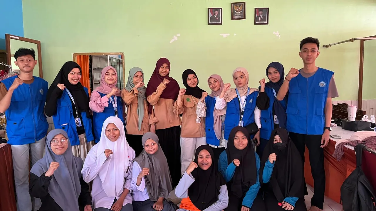 Mahasiswa KKP-PM FISIP Unismuh Dampingi Siswa SLB Olah Pakaian Bekas Jadi Karya Kreatif