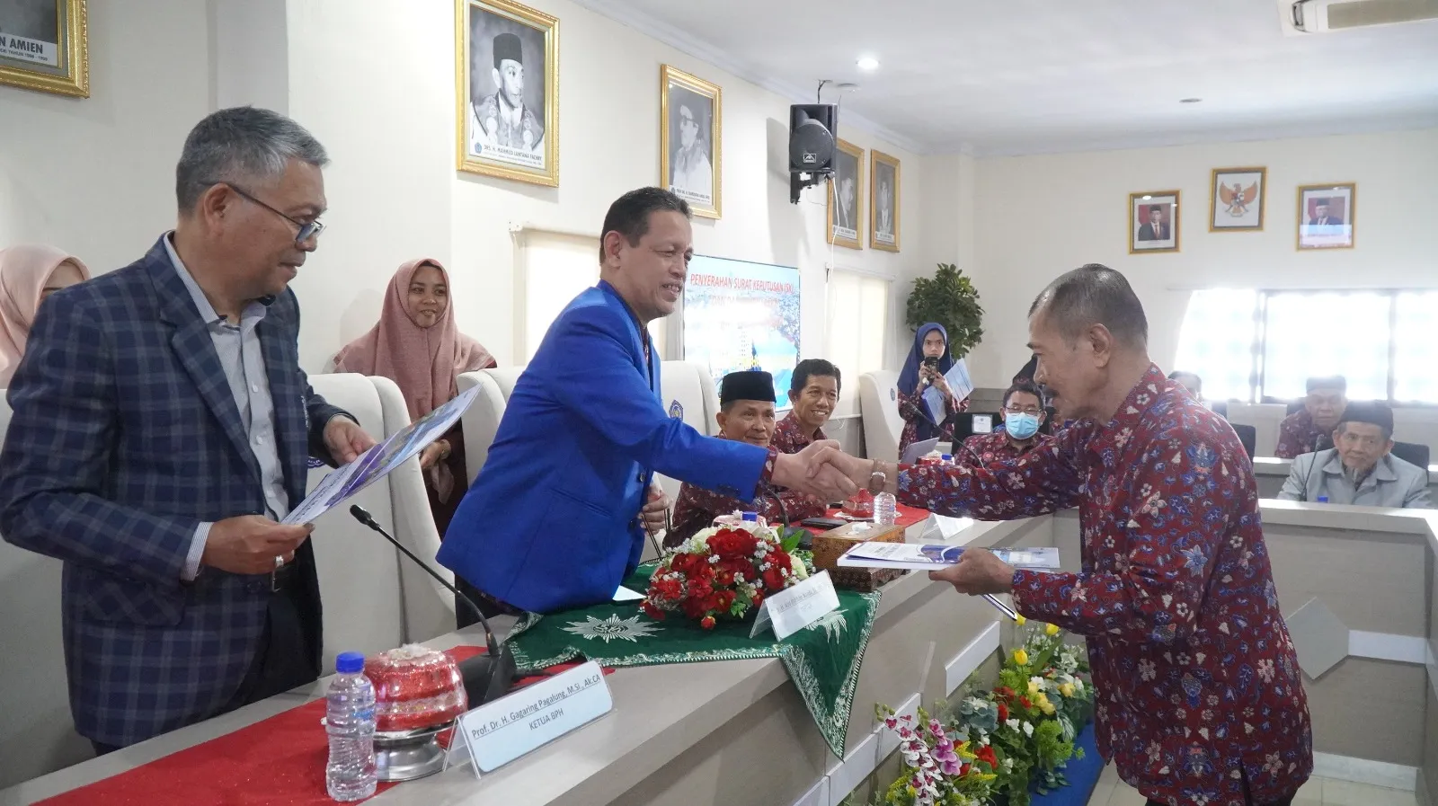 Rektor Unismuh Serahkan SK Pensiun dan Dana Purnabakti untuk 18 Karyawan