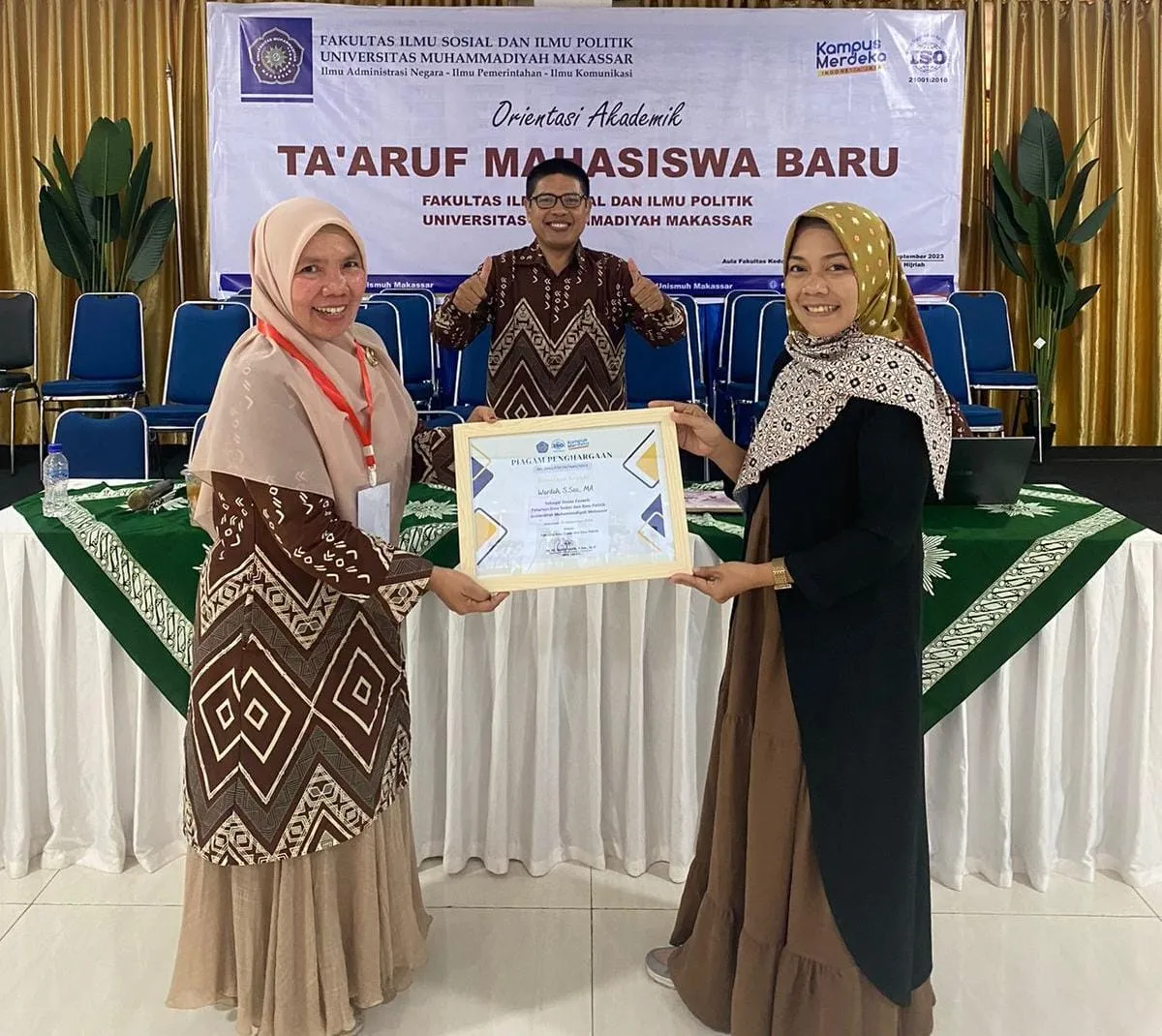 Ta'aruf Mahasiswa Baru Fisip Unismuh Makassar Ditandai Penyerahan Sertifikat Kepada Wardah Selaku Dosen Terfavorit