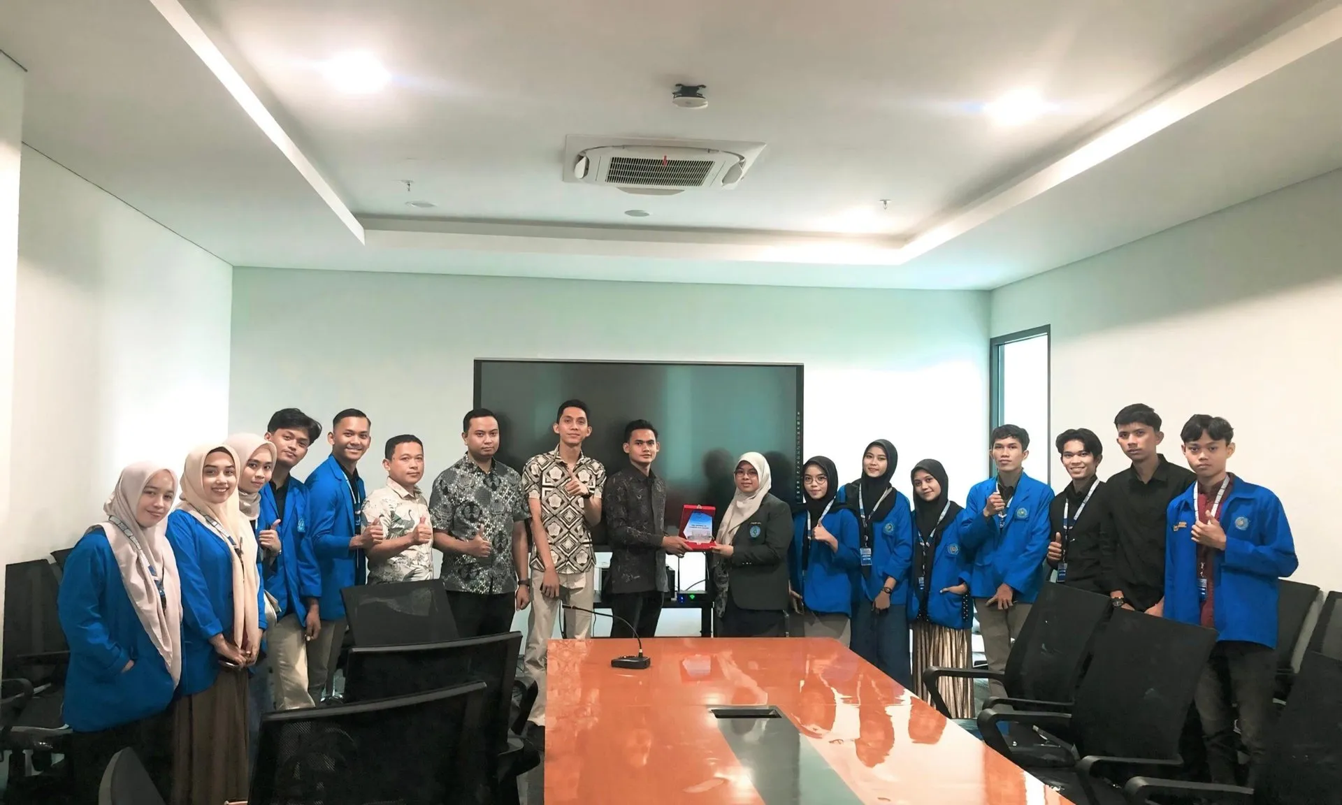 Benchmarking Cerdas, Mahasiswa Unismuh Telusuri Inovasi Tata Kelola Digital di Diskominfo Makassar