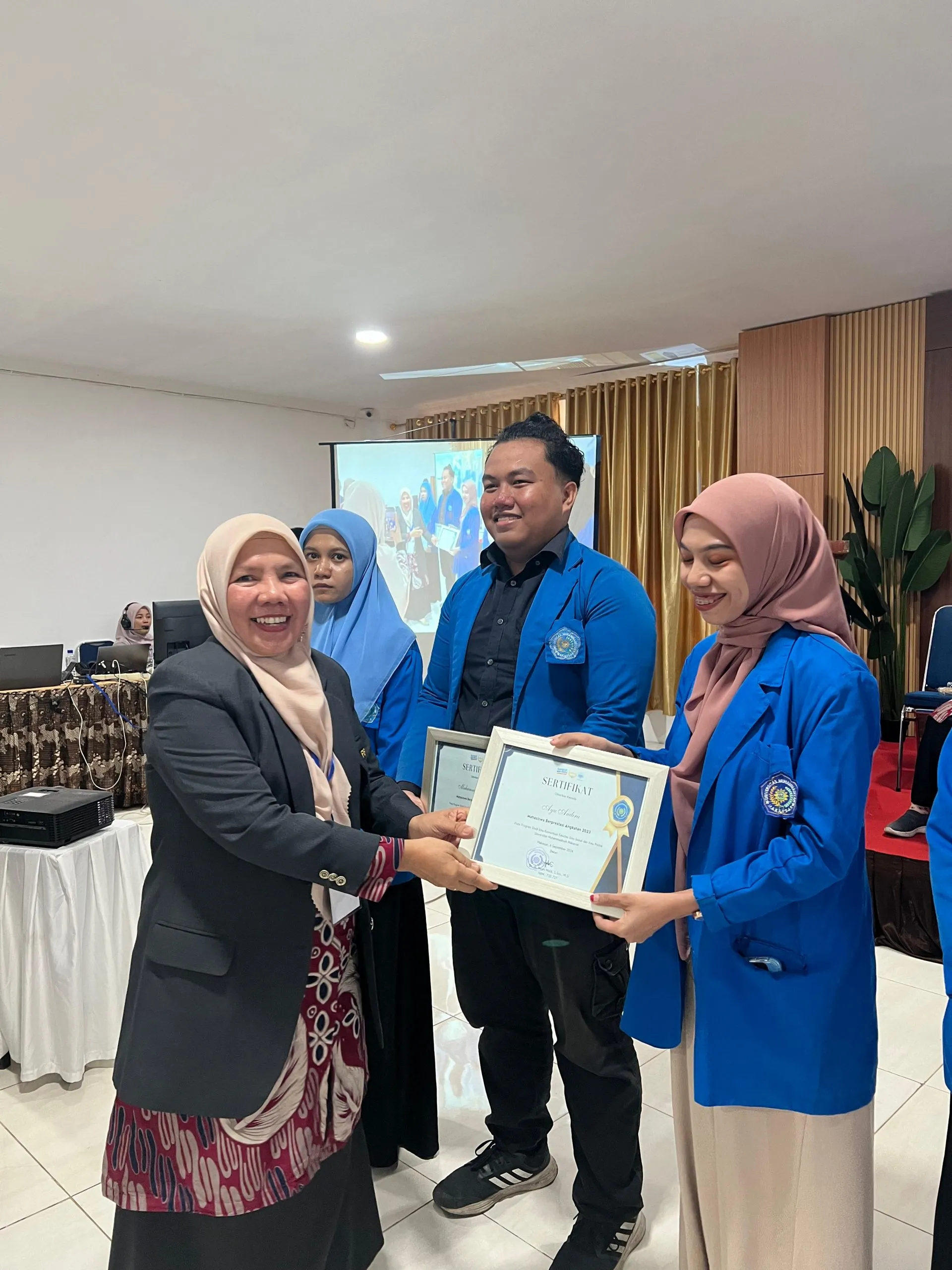 Ayu Andira Terima Penghargaan Mahasiswa Berprestasi FISIP Unismuh Makassar 2024