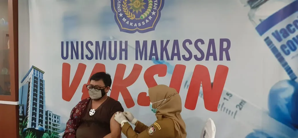 Dr H Andi Sukri Syamsuri M.Hum: Civitas Akademika Unismuh Makassar Divaksinasi Covid-19 Tahap Pertama