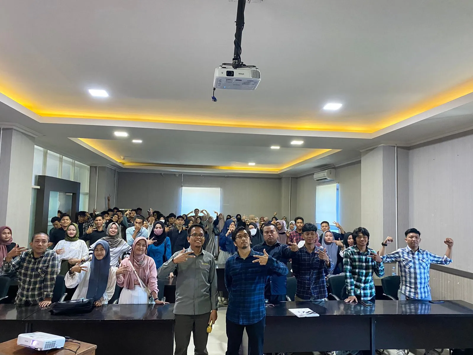 Mahasiswa Prodi Ilmu Komunikasi Unismuh Makassar Ikuti Kuliah Umum Literasi Media