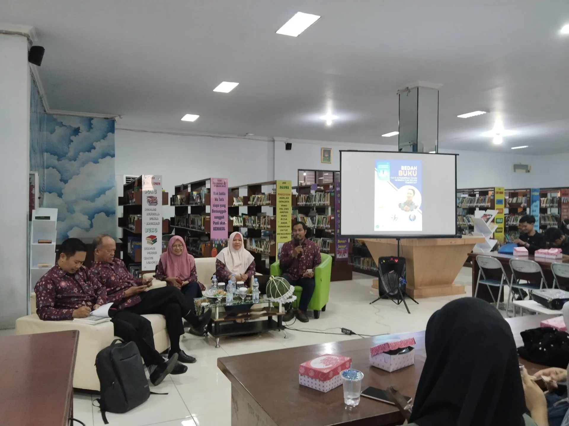 Bedah Buku Gaya Kepemimpinan dalam Meningkatkan Inovasi Pemerintah Sukses Digelar di Perpustakaan Unismuh Makassar