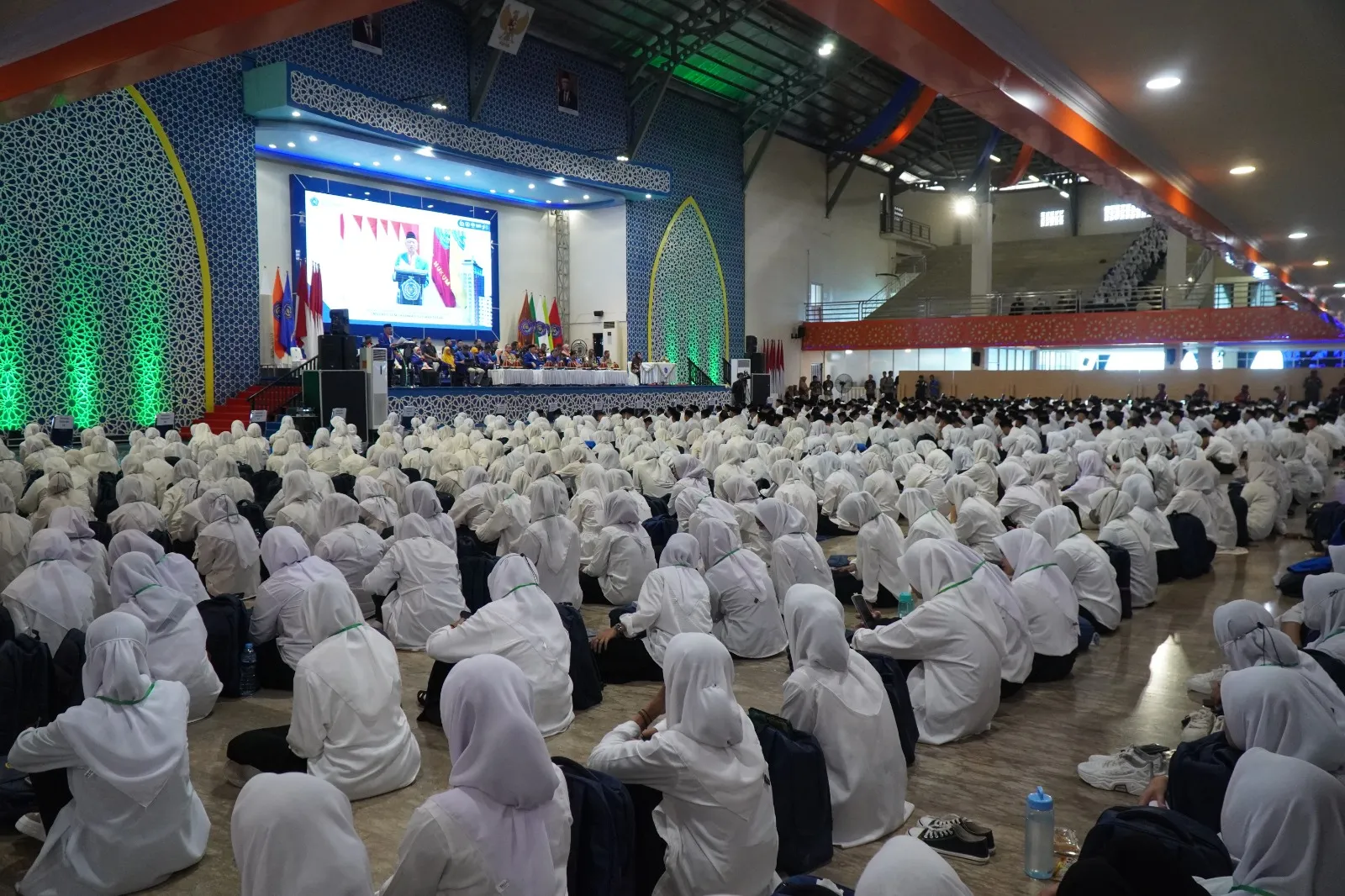 Mahasiswa Baru dan Guru Besar Unismuh Makassar Dikukuhkan Bersamaan