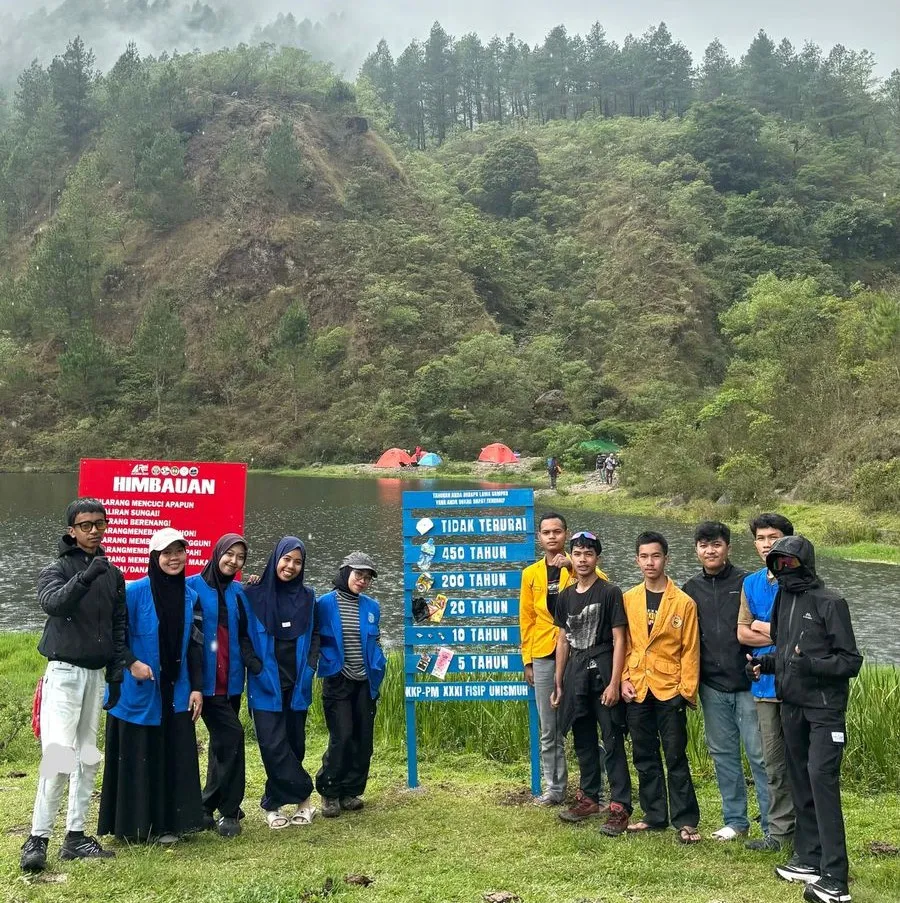 Mahasiswa KKP FISIP Unismuh dan IPM Parigi Galakkan Edukasi Lingkungan di Danau Tanralili