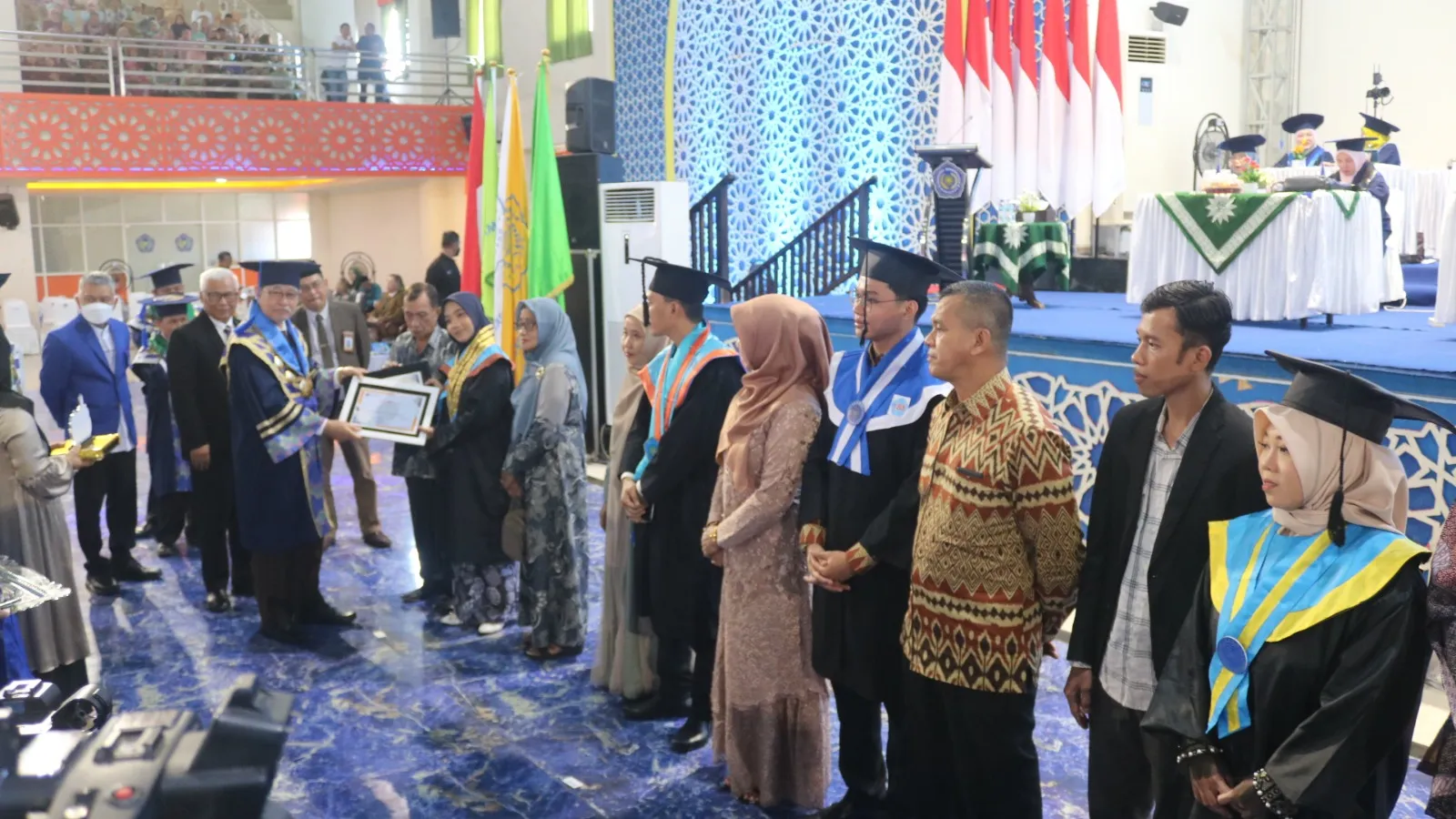 Wisuda Ke-79, Rektor Unismuh Prof Ambo Asse Berikan Penghargaan 9 Wisudawan Berprestasi