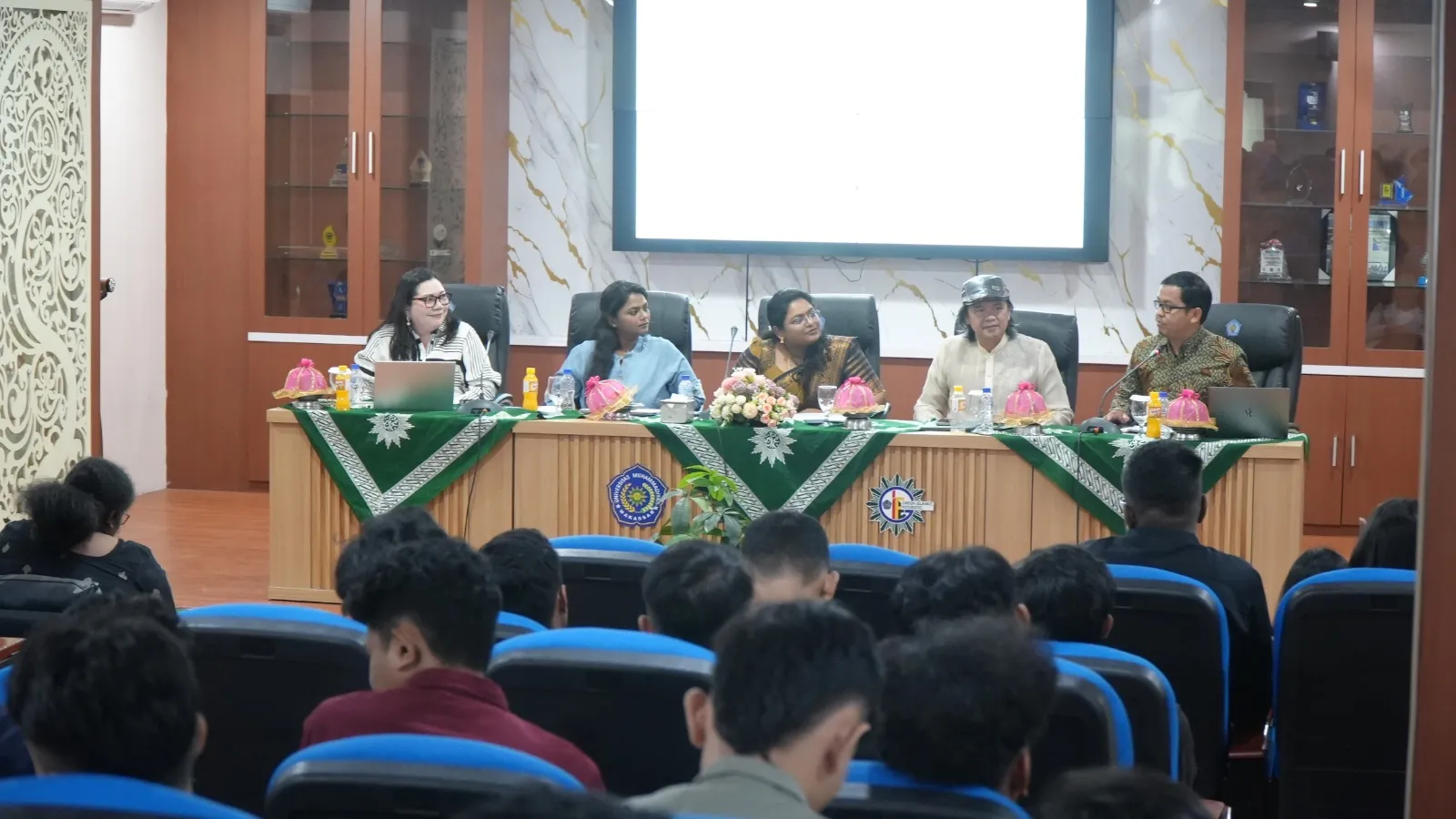 Kuliah Tamu FISIP Unismuh, Akademisi Filipina dan India Bahas Tantangan Demokrasi dan Pembangunan Berkelanjutan