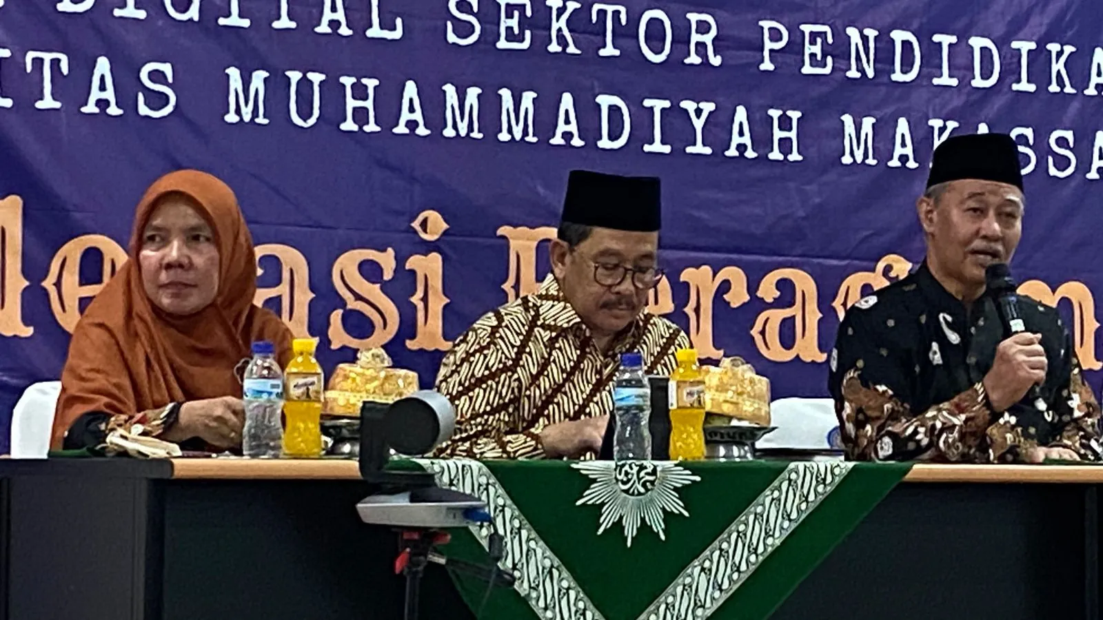 Wakil Menteri Agama Zainut Tauhid dan Dekan Fisip Ihyani Malik Berbalas Pantun di Unismuh Makassar