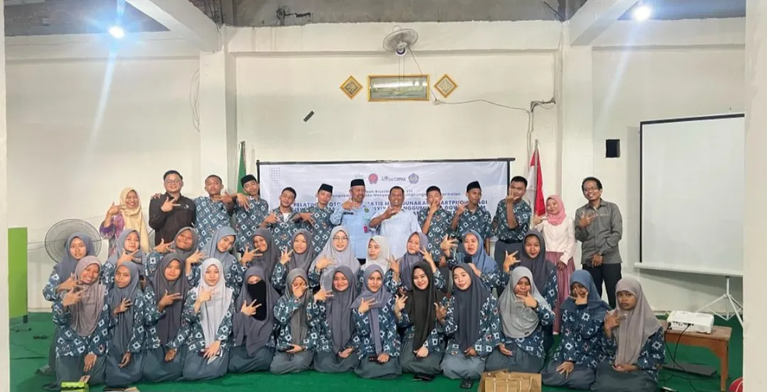 Unismuh Makassar Latih Siswa MA Aisyiyah Gowa Fotografi dengan Smartphone
