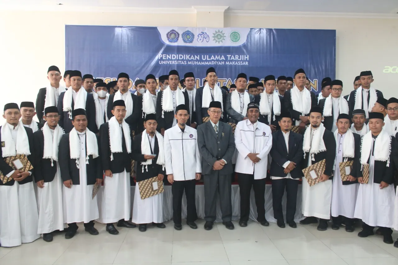 Wisuda Akbar Pendidikan Ulama Tarjih Unismuh, Kukuhkan 64 Kiai Muda